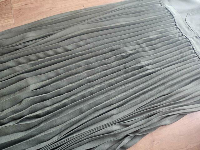 【UNIQLO：C プリーツストラップワンピース】しっかりとボリュームのあるプリーツが高見え！ポリエステル素材なので軽い着心地です♪