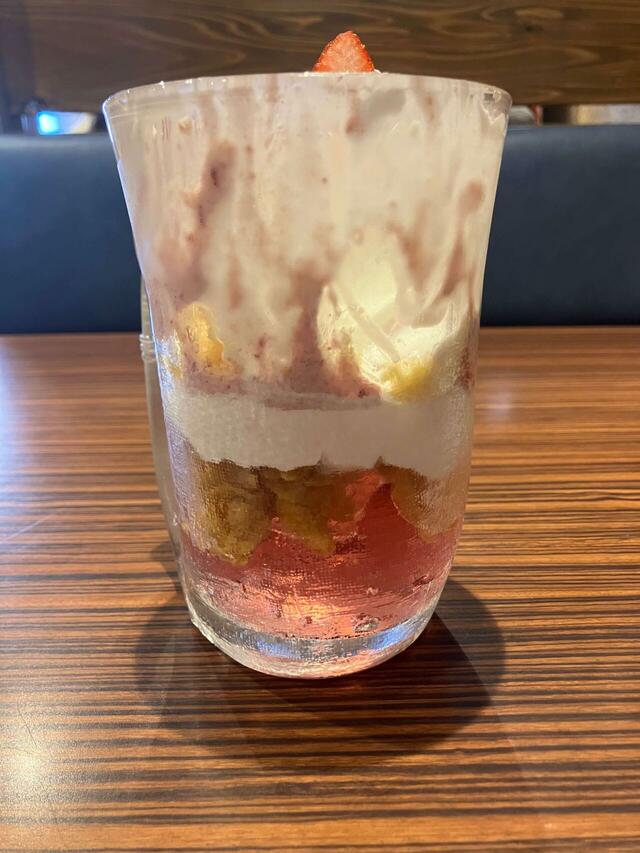 いつの間にかジョッキパフェも終盤へ。【びっくりドンキーのジョッキパフェ】