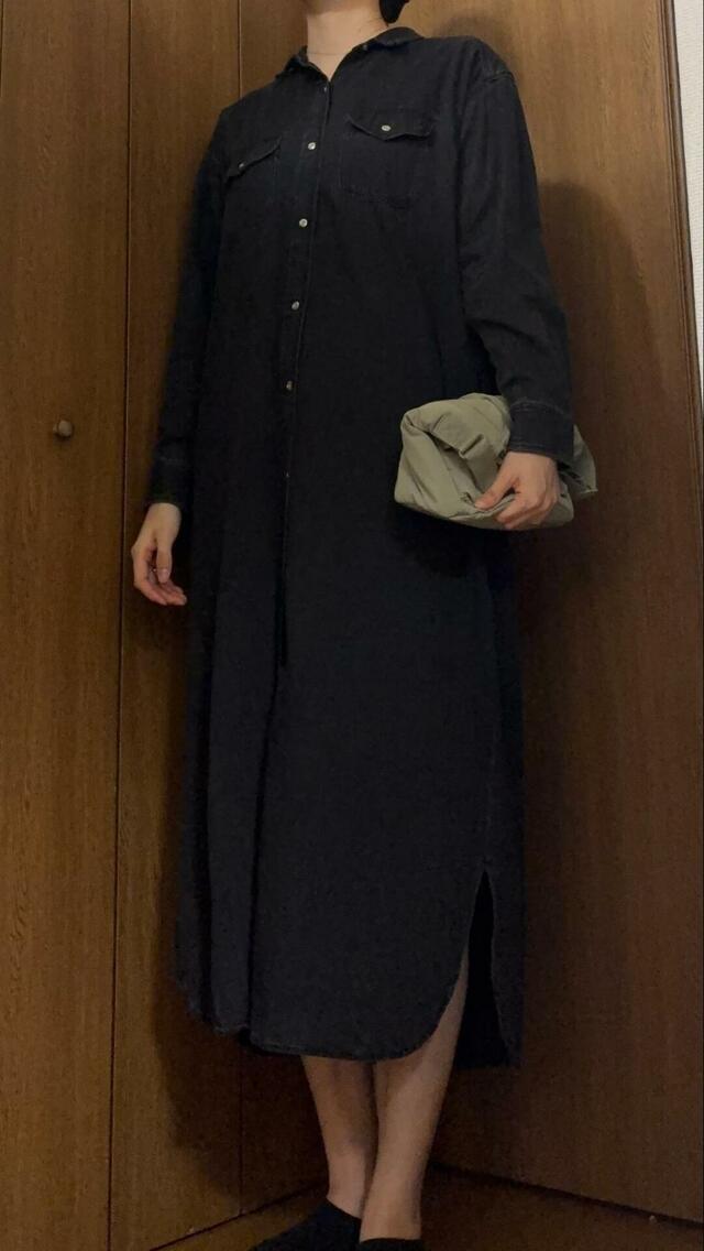 【UNIQLO：C　ミニショルダーバッグ】ユニクロの公式オンラインストアでは、クラッチバッグ風に持っている写真もありました