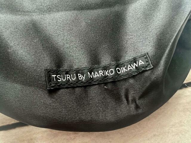 背面の下部には、さりげないブランドタグが！【TSURU By MARIKO OIKAWAの自立型ミニバッグ】