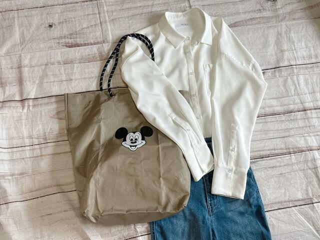ベーシックな白シャツ×デニムコーデにミッキーの面を合わせて♪