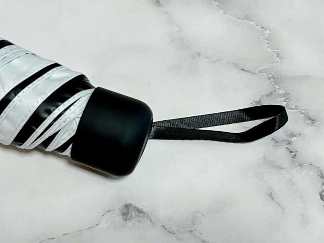 【美白肌モデル辻元 舞プロデュース! SUN DEFENCE 100%遮光日傘BOOK 涼しさアップのWHITE ver.】持ち手とストラップはブラック！