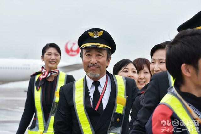 羽田空港を出発する「JAL Colorful Dreams Express」初便JL1983便を見送るJALの客室乗務員ら
