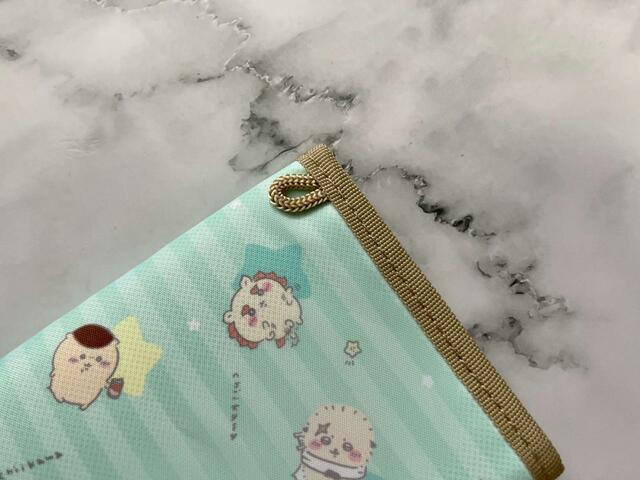 【キラピチ2023年8月号付録】ストラップをつけられるループは裏面に付属しています