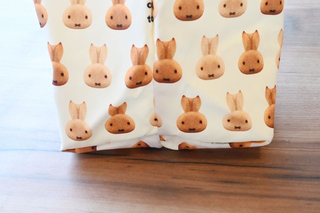 【miffy café tokyo「ランチトート」】マチもあるので安心！ただしやわらかい素材なので、長時間自立させるのは難しいかも