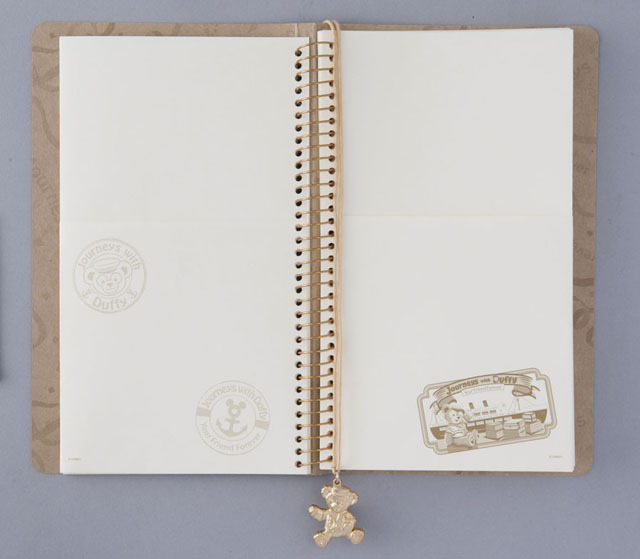 ログブック用チャーム使用イメージ／TDS「ジャーニー・ウィズ・ダッフィー」スペシャルグッズ ※2015年7月3日(金)発売