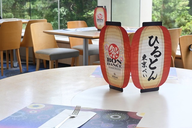 【ヒルトン東京ベイ「BON DANCE」】それぞれのテーブルには提灯型のメニューや、花火が描かれたテーブルウェアが