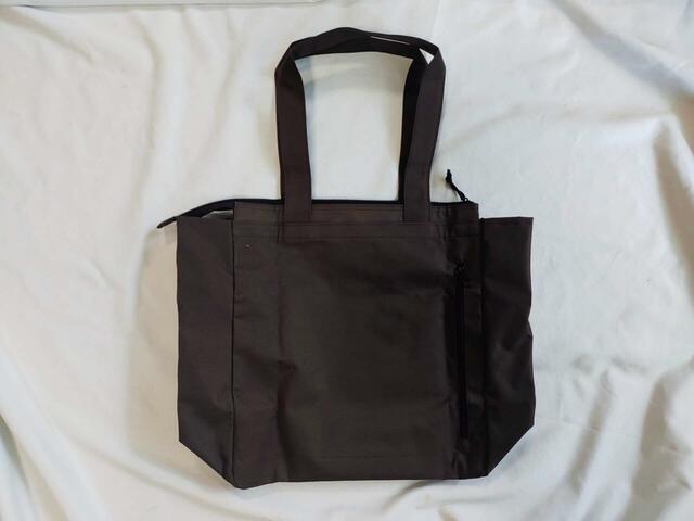 背面にもポケットつき