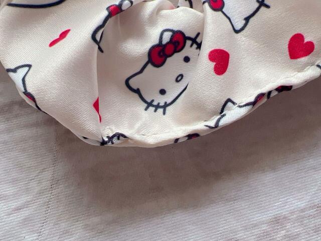 ホワイトのサテン生地