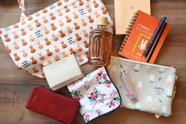 【miffy café tokyo「ランチトート」】財布、スマホ、ポーチ、ハンカチ、ペットボトル、ノート、文庫本など、お出かけ時の持ち物を入れてみます⇒