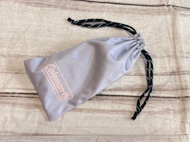 調光サングラスがすっぽり収まります。めがねフキとしても使えるのがうれしい♪