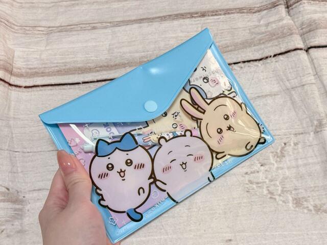 マルチポーチにスケジュール帳とシャープペンシルを入れてみました。こんな感じで持ち歩けます!