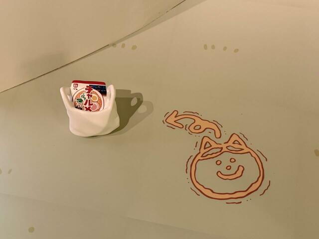 おうちの入り口には、ハチワレがちいかわに届けた差し入れの袋が。ハチワレが描いた自画像もかわいい…尊すぎる！