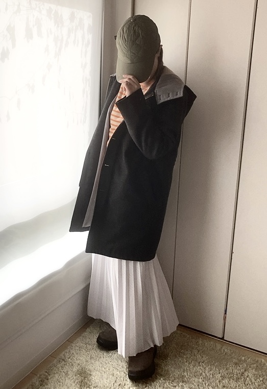 【ワークマン 防風・撥水ストレッチウォームキャップ】オレンジのボーダーT×白のプリーツスカート×もこもこブーツ×グレーのコートを合わせた普段着コーデ