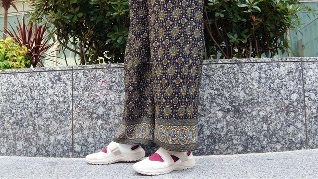 【無印良品 スニーカーサンダル】つま先に向けて足の形がスリムに見えるシルエット