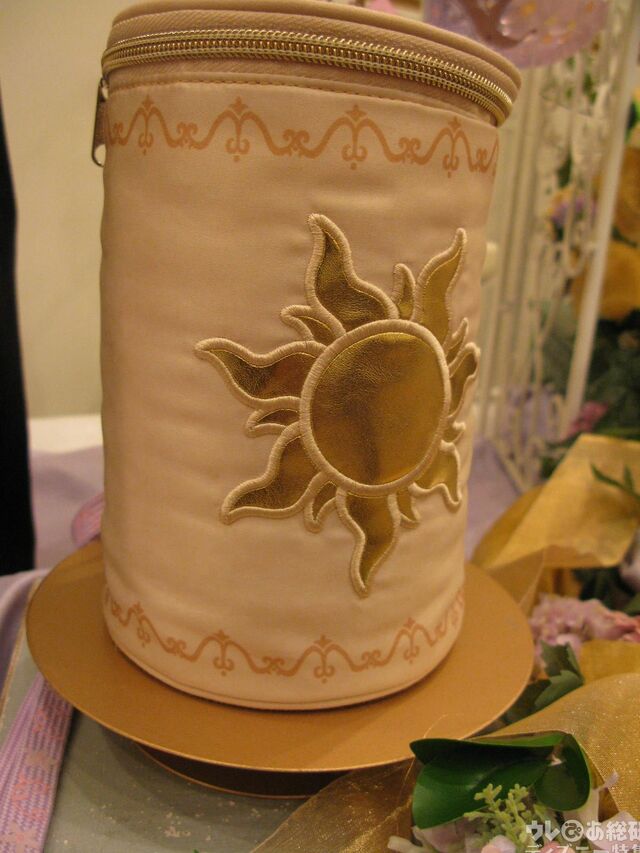 ショルダーバッグ 2,900円｜「ラプンツェルのランタンフェスティバル」をテーマにしたグッズ｜東京ディズニーシー新テーマポート「ファンタジースプリングス」｜販売店舗：東京ディズニーシー「エンポーリオ」｜発売日：2024年5月28日（火）