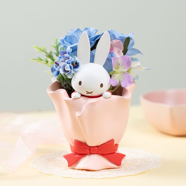 【ミッフィー／Flower Miffy Pop-Up Marche】ブーケミニポットアレンジ　ブルー　6,600円／コンパクトなサイズ感で玄関や食卓など、置く場所を選ばず飾って楽しめます