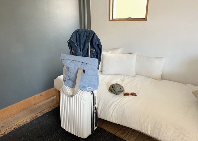 キャリーケースに装着できるループ付きで、長距離の移動も快適。機内持ち込みにちょうどいいサイズの「フディルー」