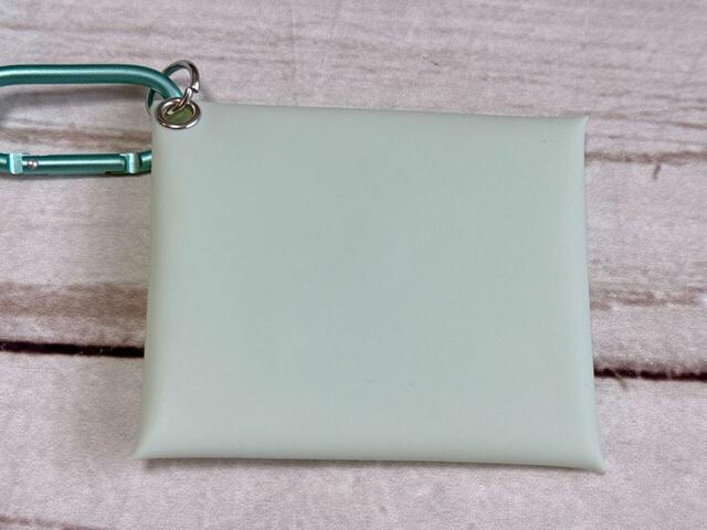 バックは装飾がないシンプルなデザイン