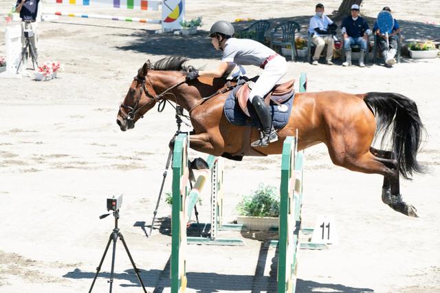 ２分程度でコースを駆け抜ける。優雅に飛んでいるように見えるが、実際は馬が息を荒くしながら走っている