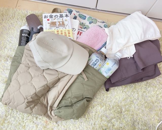 【ワークマン FieldCore 撥水・中綿マルチポケットトート】実際に次のものが収納できました　本3冊・13インチノートパソコンとケース・帽子・パーカー・長ズボン・500mlペットボトル2本・整髪スプレー・メガネケース・折りたたみ傘・メイクポーチ・スマホ・ポータブルバッテリー