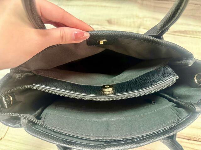 ボディ側の収納スペースはマグネットボタンで開閉します