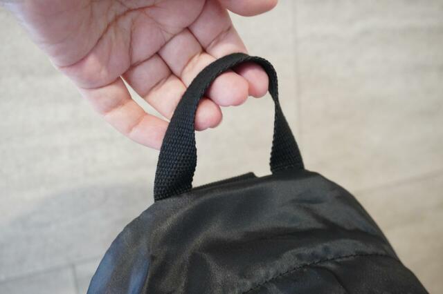 フックに掛けられるループ付き