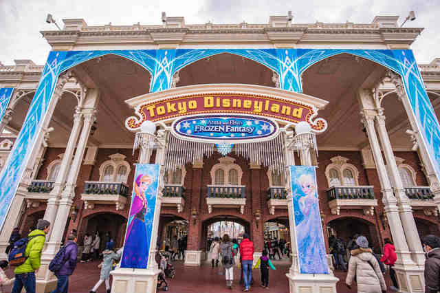 エントランスも「アナ雪」の世界に染まってます! 