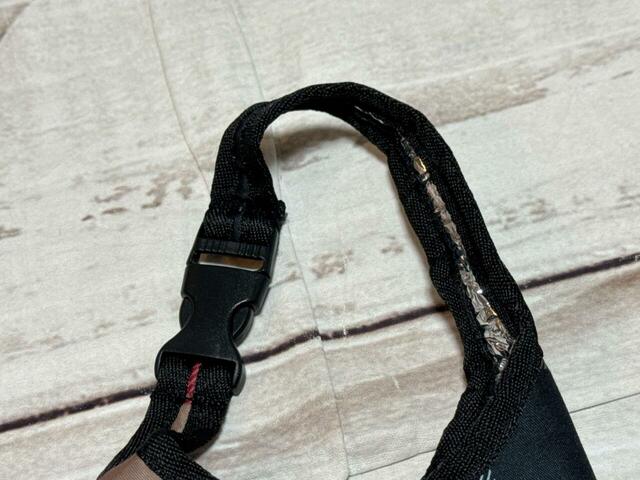 ストラップ付きで持ち運びに便利