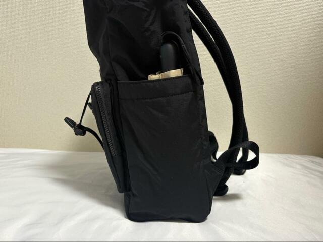 【UNIQLO マルチポケットバックパック】サイドポケットには折りたたみ傘を収納。少しはみ出すくらいのサイズ感です