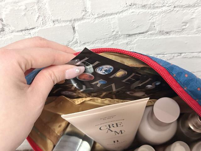 背面側のポケットにはシートマスクをイン【紀ノ国屋の付録「セパレート便利ポーチ（ドット柄）」】