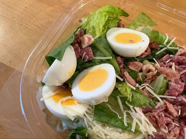 【コストコ ベーコンシーザーサラダ】ゆで卵が4つ入っていて、栄養バランスも考えられています◎