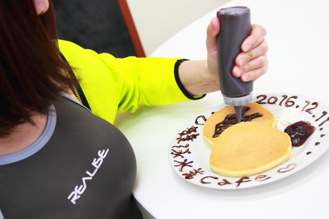 お絵かきする猫沢みさとさん