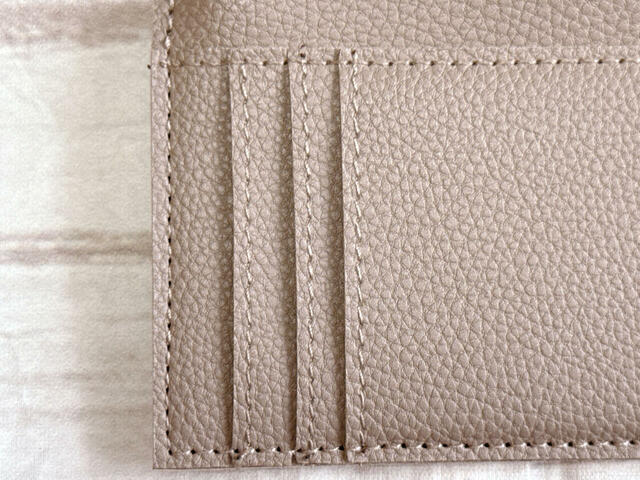 正面に3つのカードポケット付き