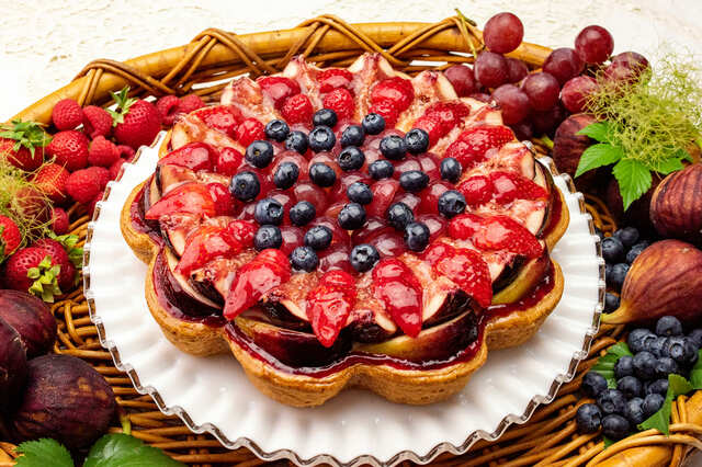 「波型 5種のフルーツとイチジクパウンドのタルト」販売価格：piece￥1,058 / whole（25cm）￥10,584