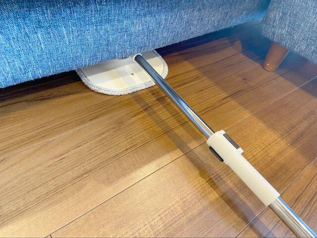 【アイリスオーヤマ キレイな水でWASHモップ】ソファ下やテレビ台下もスイスイ♪