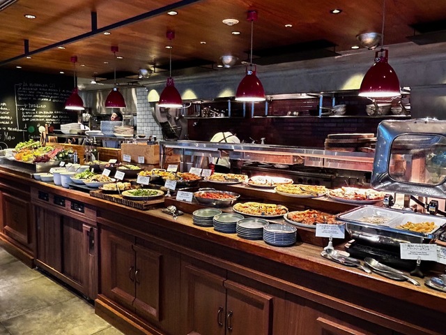 【ザ キッチン サルヴァトーレ クオモ銀座】カウンターにはピッツァの他、パスタ、惣菜、サラダがたくさん並んでいました