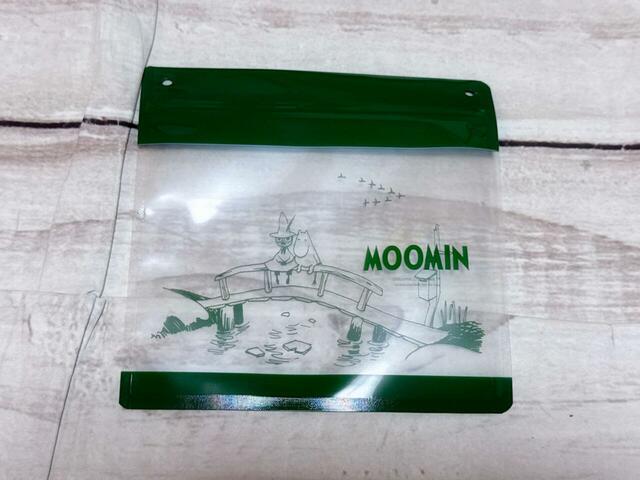 背面は「MOOMIN」のロゴプリント入りデザイン