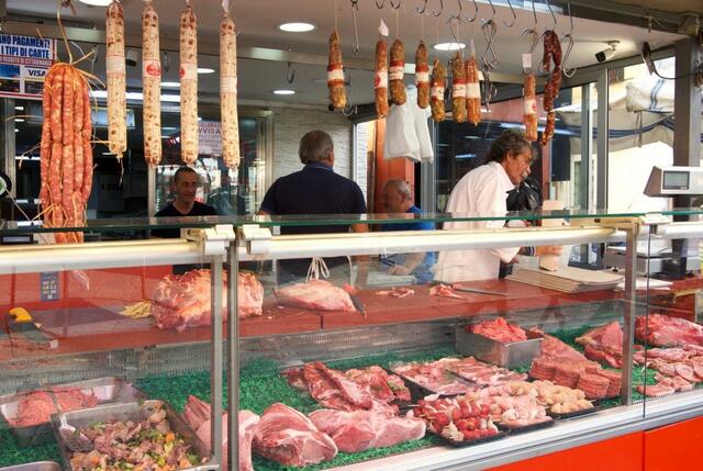 市場の精肉・加工肉ブース。サラミは種類が豊富で、薄くスライスするだけでワインのつまみに