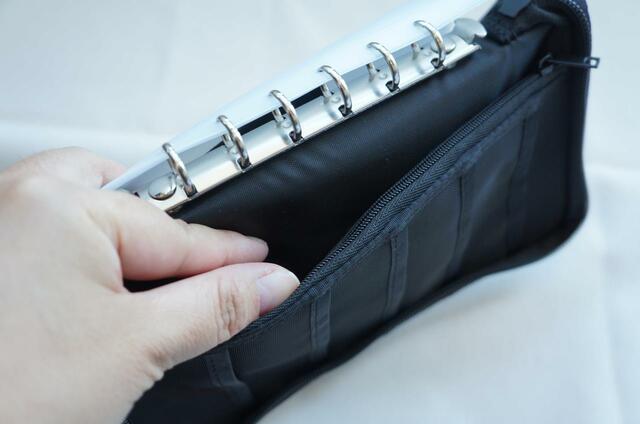 【無印良品のパスポートケース】カードケースと奥のポケット