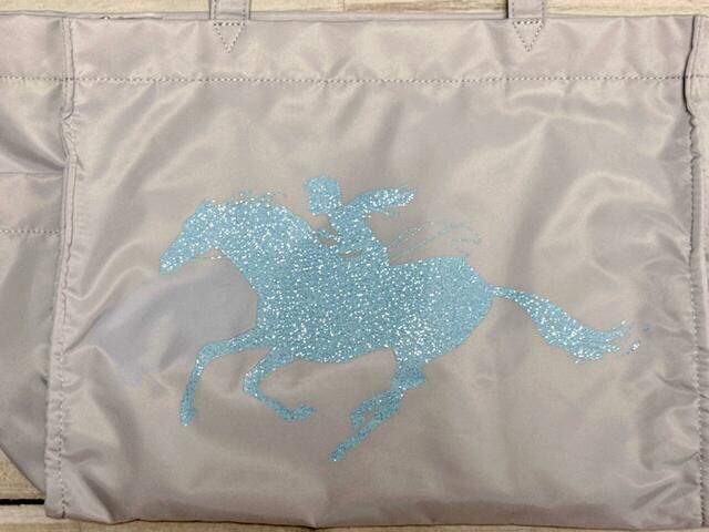 映画『アナと雪の女王2』の名シーン、エルサが水の精霊「ノック」にまたがり、颯爽と駆け抜ける様が再現されています！