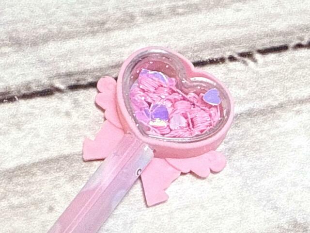 キュートすぎるピンクのハートのスパンコールが入っています。シャラシャラ輝いてかわいい！