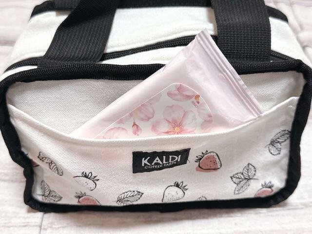 【カルディ いちごバッグ／オリジナル 保冷バッグ】フロントポケットにはウェットティッシュなどを入れておくと便利です