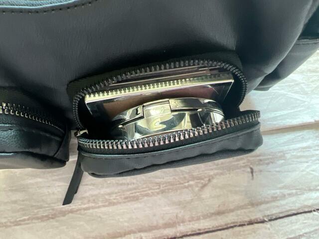 アウトポケット（大）はクッションファンデとハイライトパレットがぴったり収まるサイズ感