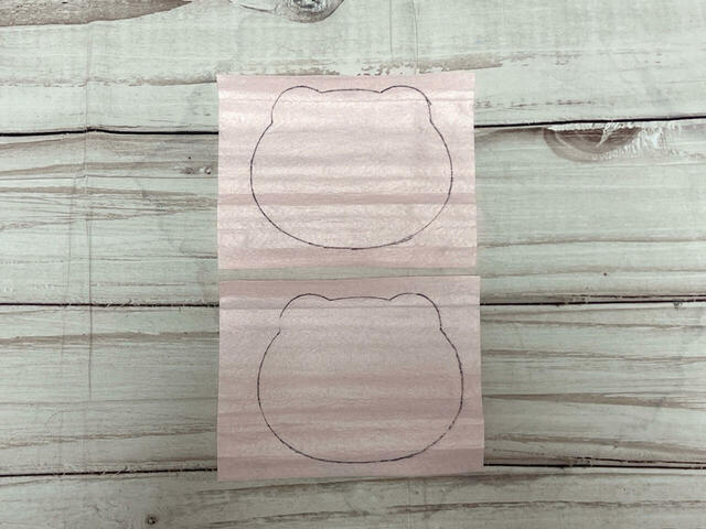 切り取ったちいかわのお顔をフェルトに乗せてペンでなぞります