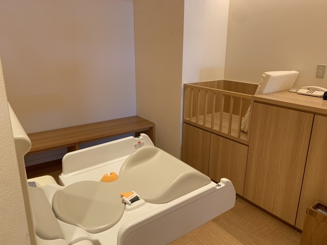 赤ちゃん連れも安心のベビーベッド