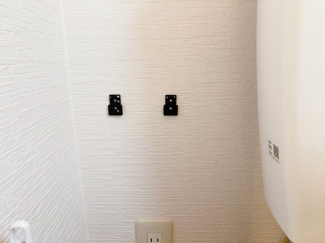 【山崎実業 tower 流せるトイレブラシ＆替えブラシホルダー】石こうボードピンを使用する場合、取り付け可能な壁面は「壁紙・布壁紙・ビニール壁紙貼りなどの石こうボード・薄ベニヤ」となっています