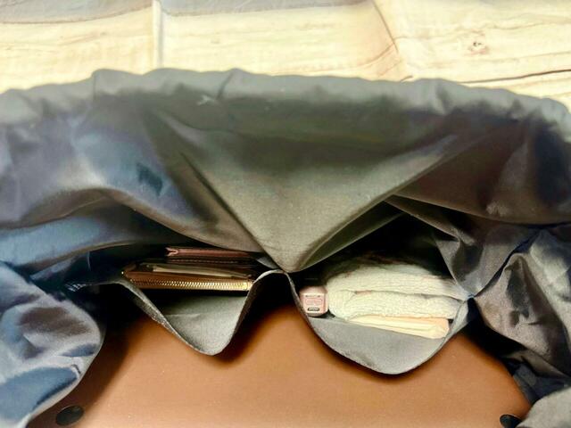 内側のポケットにミニ財布やタオルハンカチなどの細々したものを収納