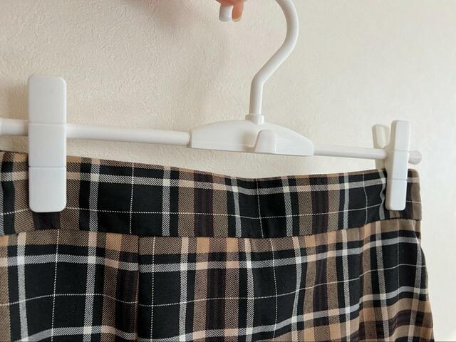 【キャンドゥ スカートハンガー ホワイト】簡単に収納できて便利