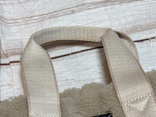 持ち手の長さは短め。中央が二つ折りで縫われており、持ちやすい工夫が凝らされています